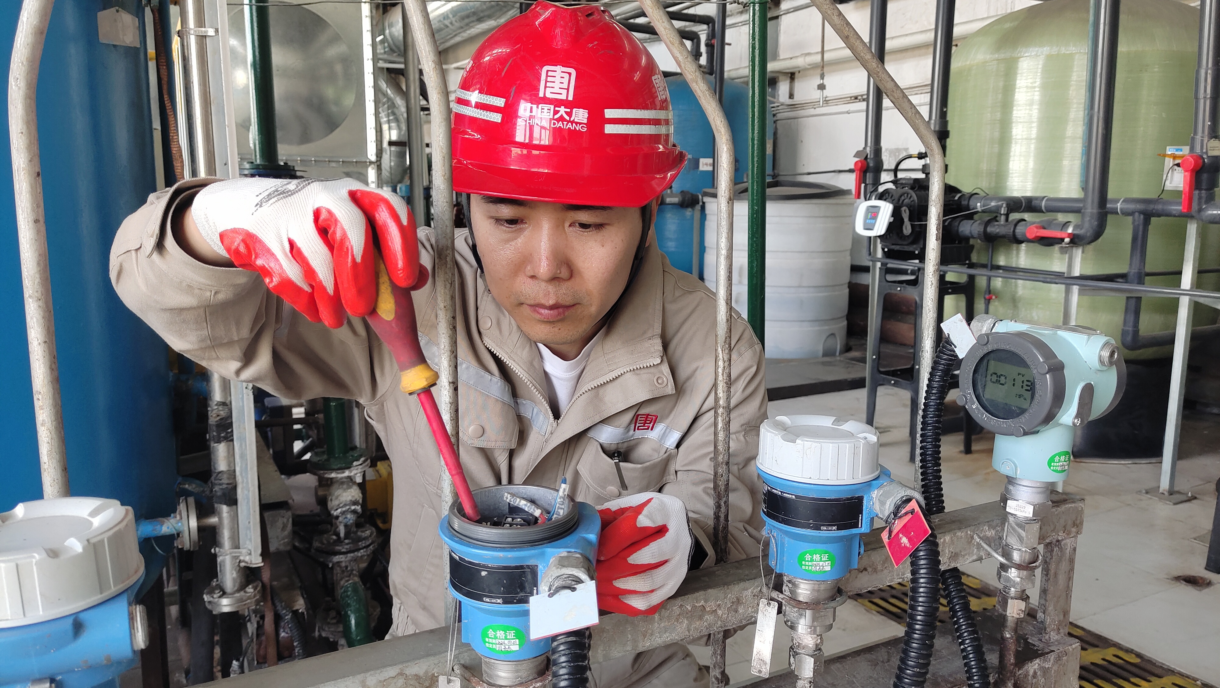 1716428309329058745.jpg 刘雪松进行设备检修1.jpg